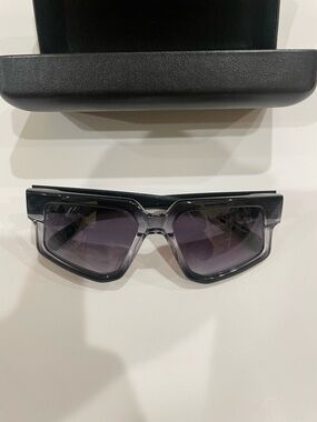 Modern Angular Black Sunglasses with Gradient Lenses